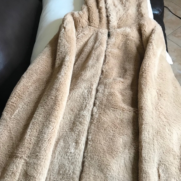 🎉FAUX-FUR JACKET🎉 - Picture 3 of 11